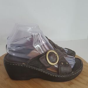Born Brown Pebbled Leather Cross Strap Wedge Heel Sandals Buckle Size 7 W81086